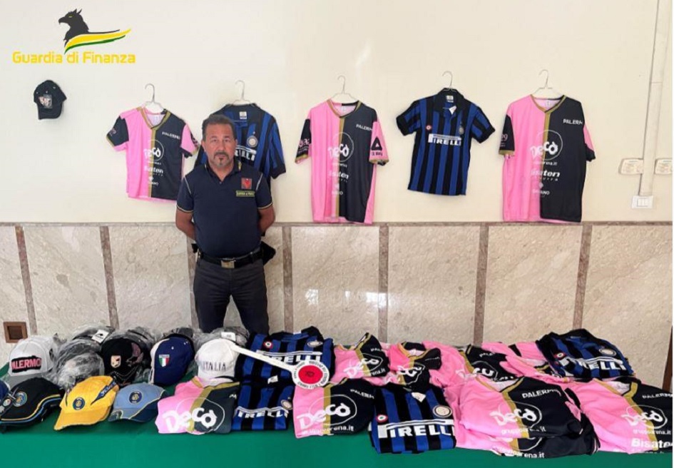 Sequestro maglie ad ambulanti abusivi