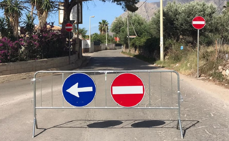 A senso unico la via Cala Rossa a Terrasini