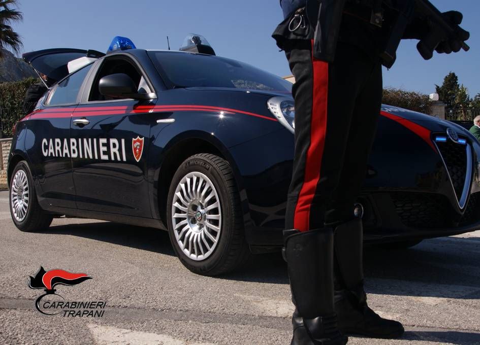 Carabinieri arrestano uomo mentre aggredisce la moglie