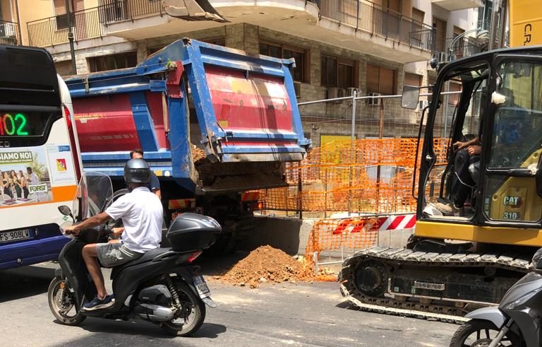 Buca in via Roma, collettore fognario