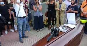 Commozione al funerale di Gigi Petyx, il paparazzo rosso che ha raccontato Palermo (VIDEO)