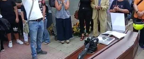 Commozione al funerale di Gigi Petyx, il paparazzo rosso che ha raccontato Palermo (VIDEO)