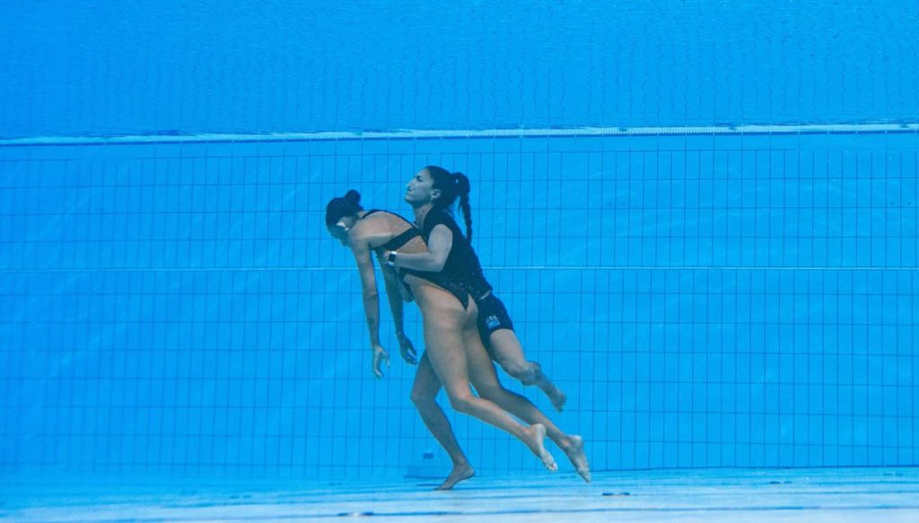 Anita Alvares salvata dalla sua allenatrice ai Mondiali di nuoto di Budapest, in Ungheria.