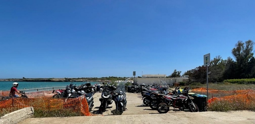 Il parcheggio di moto nella piattaforma pericolante dell'Arenella