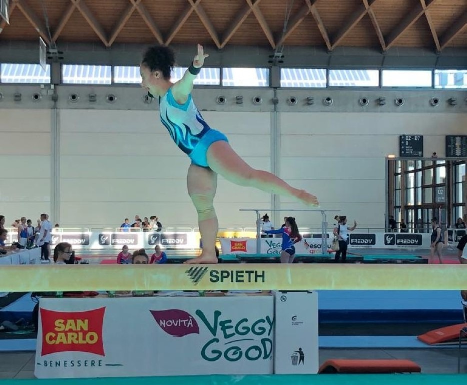 Asja Abate impegnata nella trave ai campionati italiani di ginnastica Fisdir