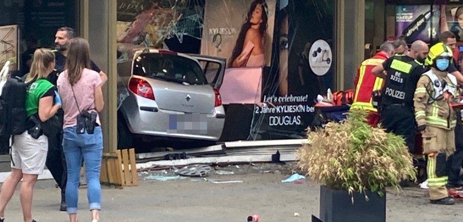 Auto contro passanti a Berlino.