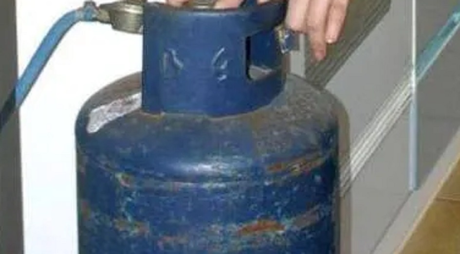 Minaccia di far saltare la casa per chiedere i soldi della droga