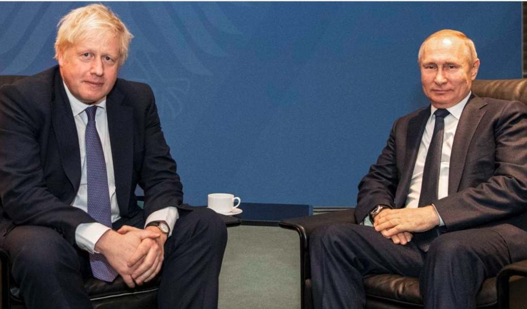 Il premier britannico Boris Johnson e il presidente russo Vladimir Putin.