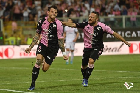 Brunori festeggia il gol del vantaggio nella semifinale di ritorno col Padova