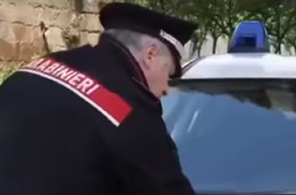 Indagano i carabinieri su un uomo trovato morto in un'auto