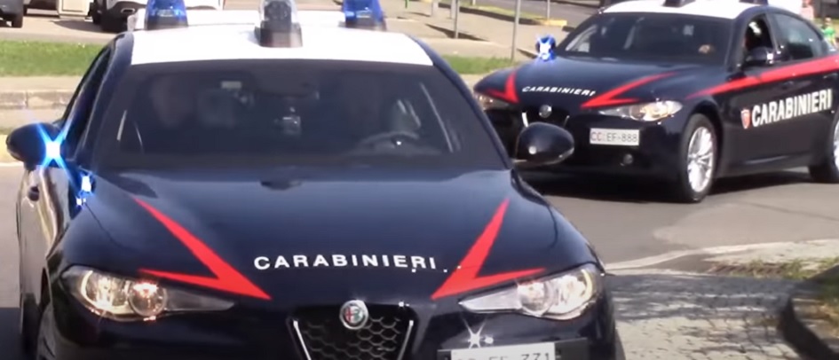 Carabinieri scoprono cadavere dentro una scuola