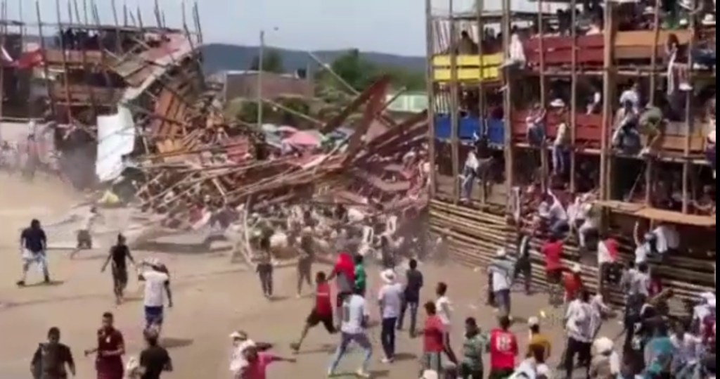 Crolla arena in Colombia durante una corrida.