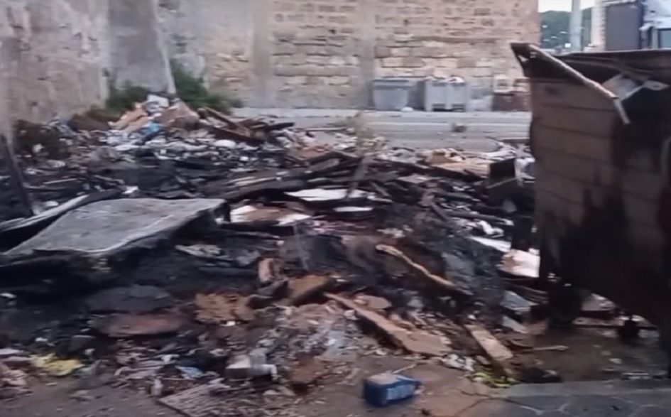 Fiamme ancora a rifiuti