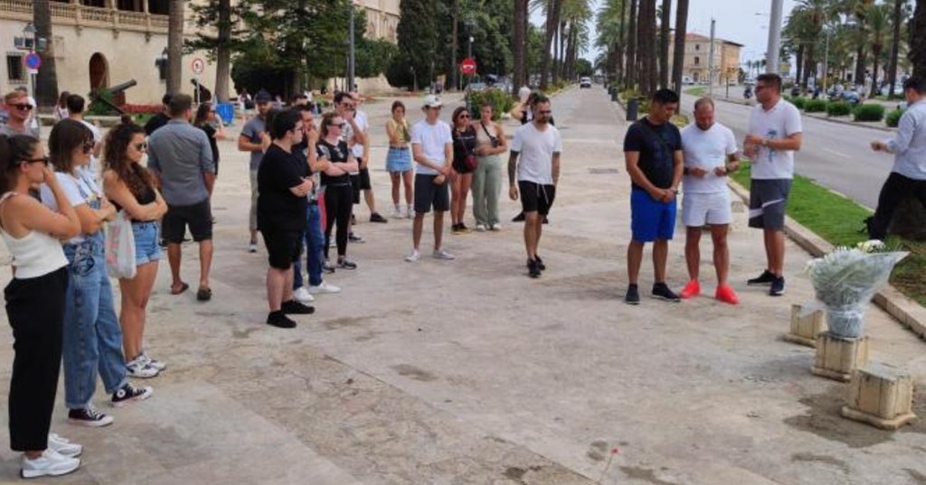Palma di Maiorca (Spagna). Amici del cameriere italiano ucciso portano un fiore sul luogo dell'incidente stradale.