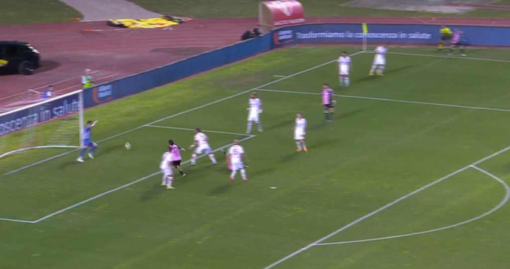 Luperini del Palermo colpisce il palo