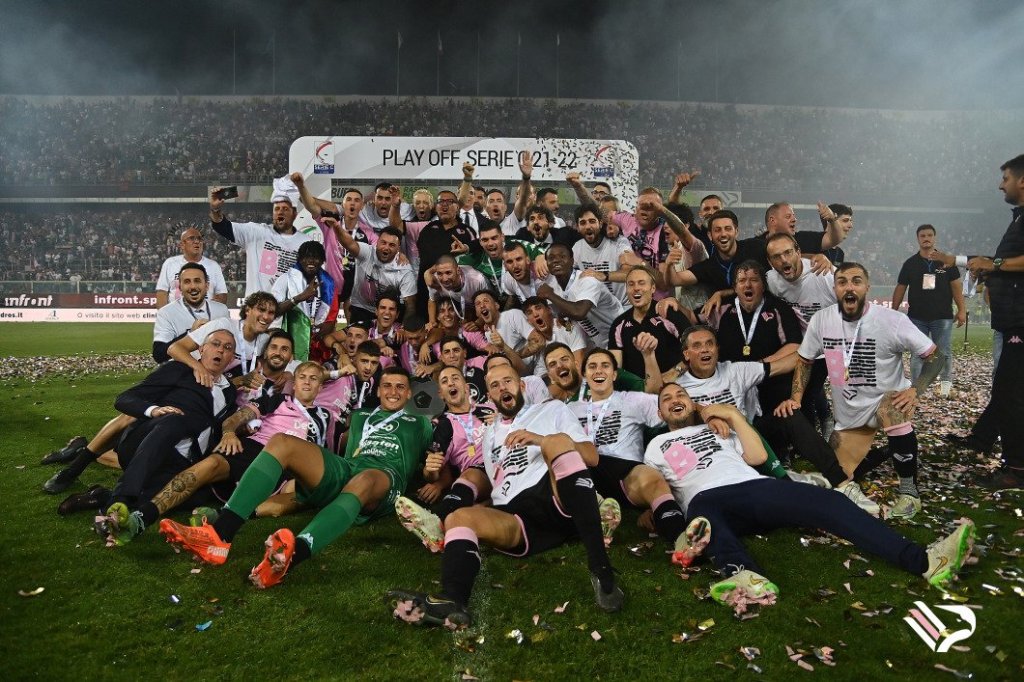 Il Palermo in festa per la vittoria dei play off che vale la promozione in serie B