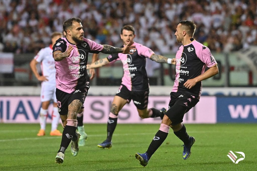 I giocatori del Palermo festeggiano il gol a Padova
