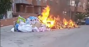 Notte di incendi di rifiuti allo Zen a Palermo, da 48 ore il quartiere in fiamme