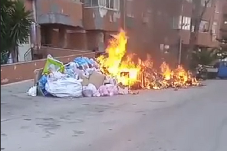 Incendio di rifiuti a Siracusa