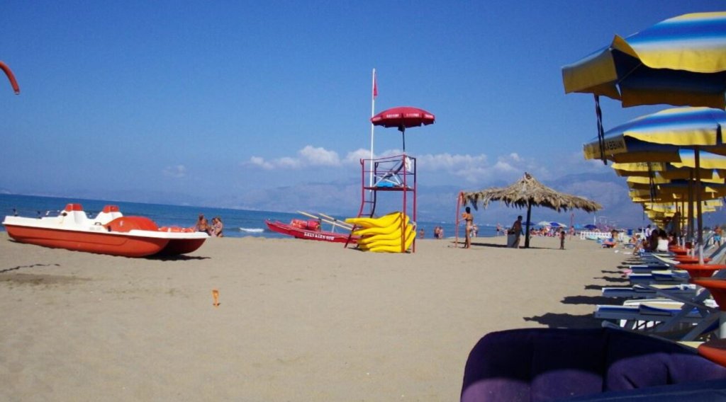 A Castel Volturno un uomo è morto dopo avere salvato due bambini in mare.