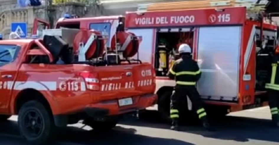 A fuoco enorme discarica di rifiuti