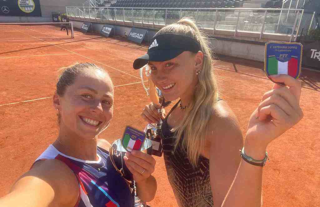 Anastasia Abbagnato, a sinistra, ha vinto il campionato italiano di seconda categoria di tennis nel doppio femminile a Rovereto