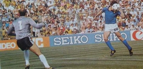 Paolo Rossi segna il momentaneo 1-0 in Italia-Brasile di Spagna 82