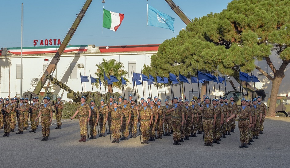 La cerimonia di saluto dei militari pronti per la missione in Libano