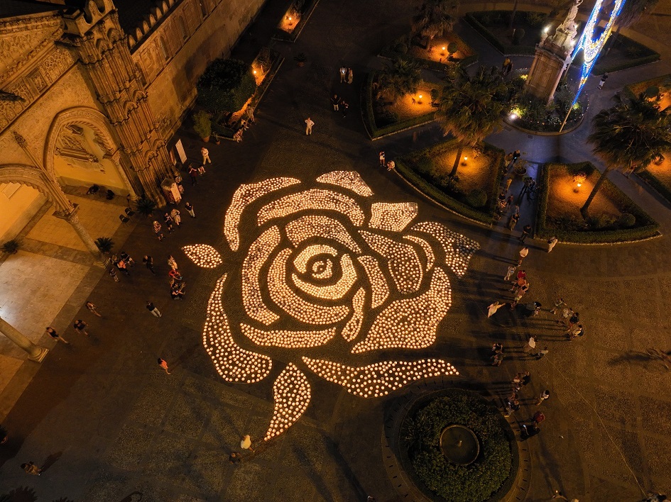 Una rosa in omaggio alla santuzza
