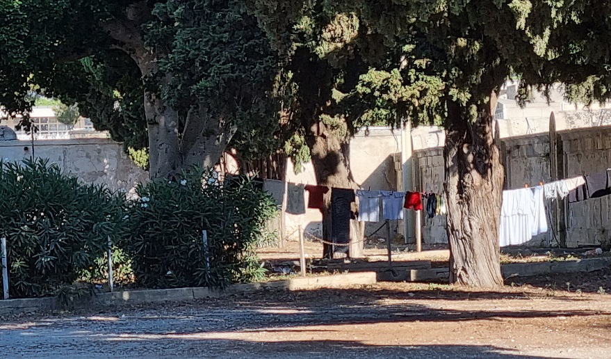 Tendopoli nel cimitero di Siracusa