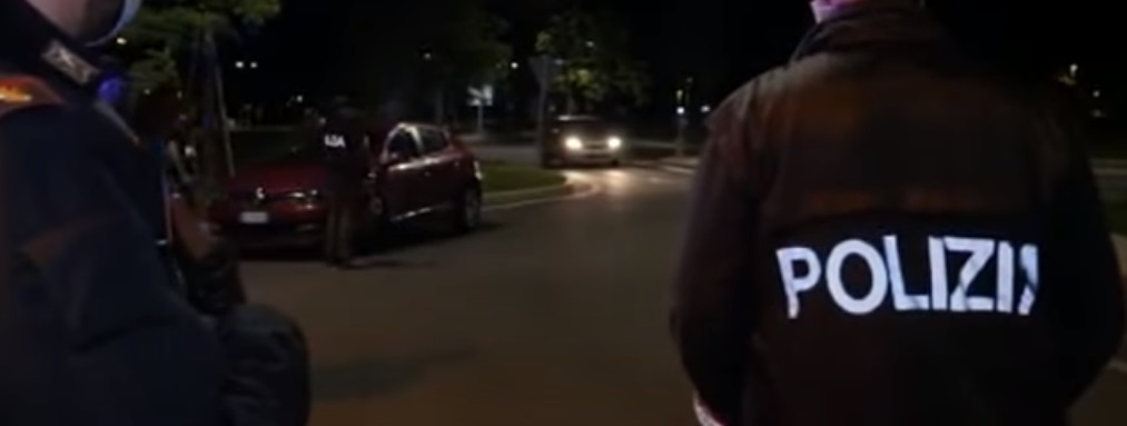 Rapina giovane facendolo azzannare dal cane