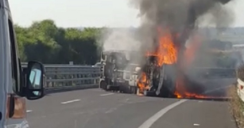 Camion in fiamme sulla Siracusa-Catania