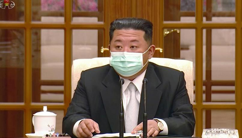 Kim Jong Un con la mascherina.