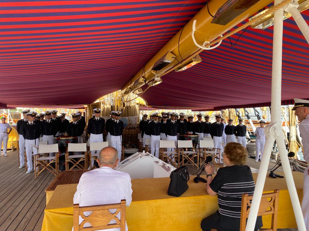 La nave scuola Amerigo Vespucci, ormeggiata a Palermo, rende omaggio a Falcone e Borsellino