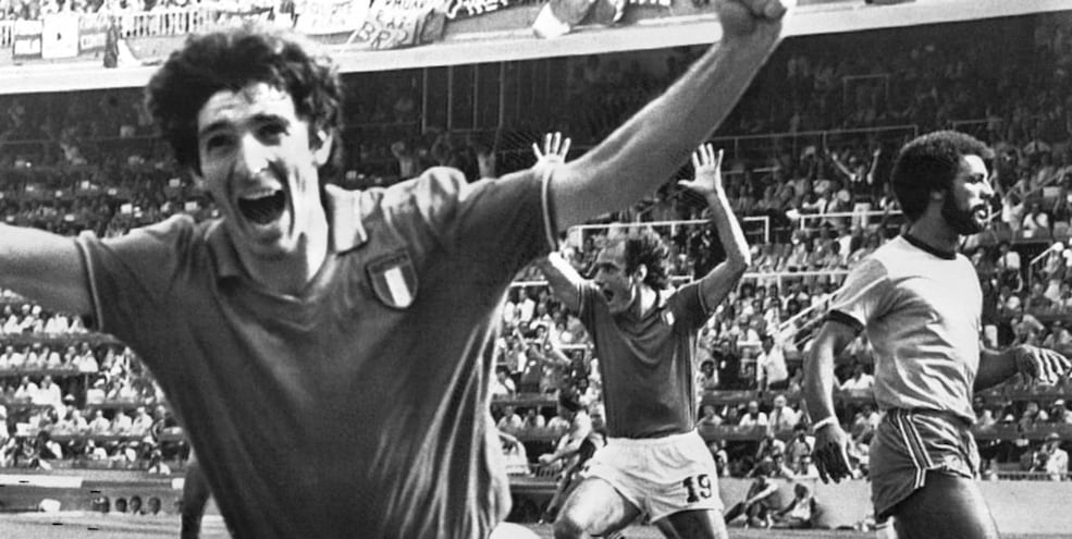 Paolo Rossi esulta dopo il nuovo gol al Brasile