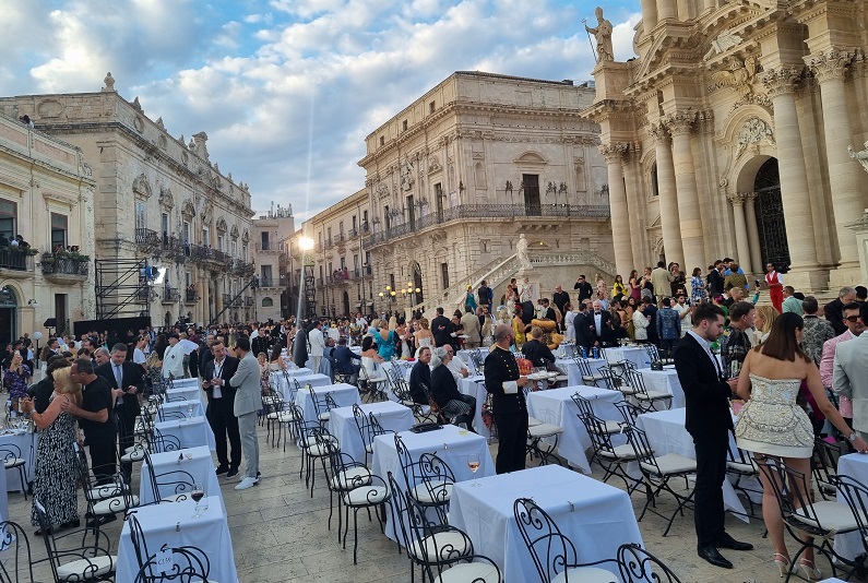 La splendida piazza Duomo di Siracusa in occasione della sfilata di D&G