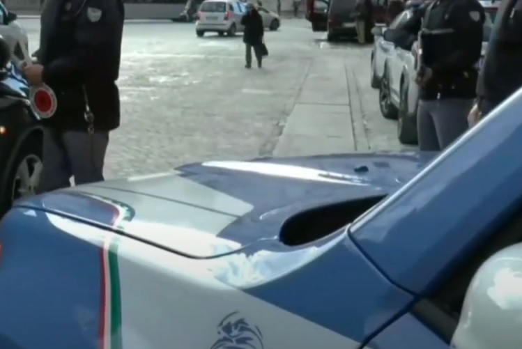 Ferisce fratello con un coltello