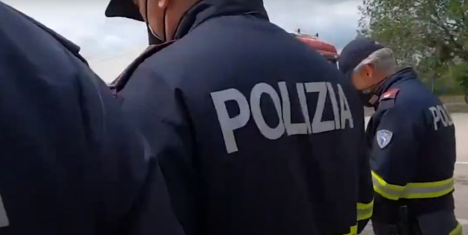 Galleria chiusa per l'incendio di un furgone