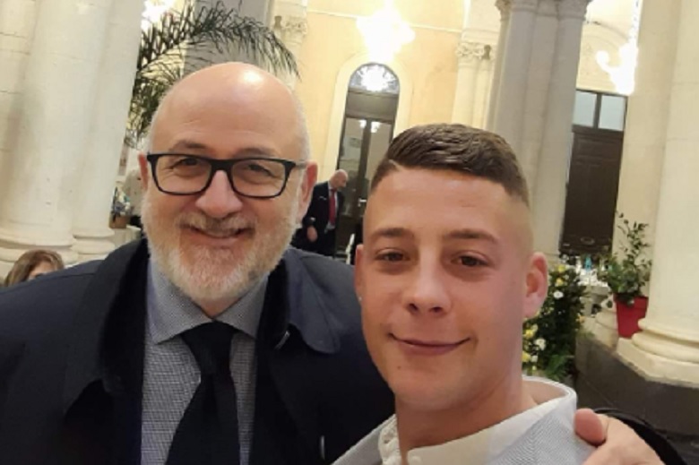 Il sindaco di Palazzolo insieme alla vittima dell'incidente mortale