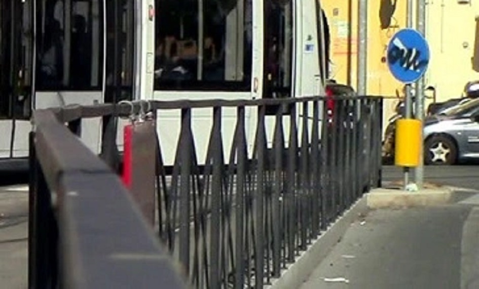 auto sbatte contro ringhiera del tram