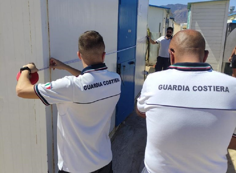 Sequestrati ombrelloni sulla spiaggia libera