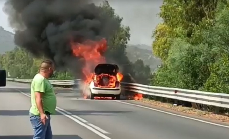 Auto a fuoco sulla Palermo Sciacca