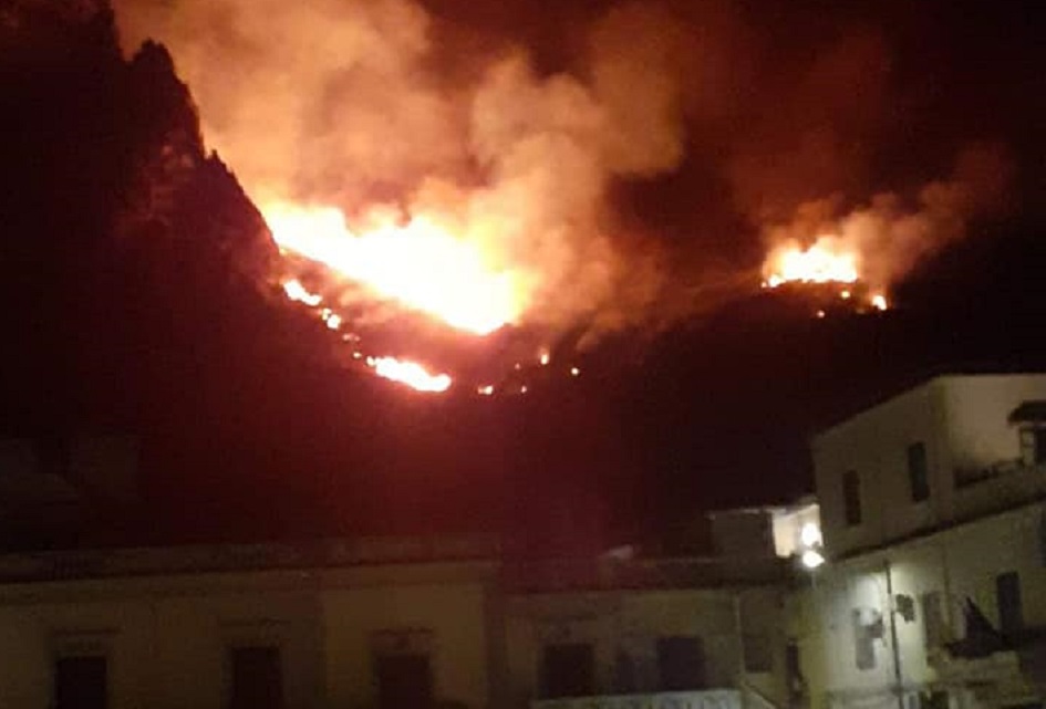 Incendi devastanti sulla montagna di Capaci