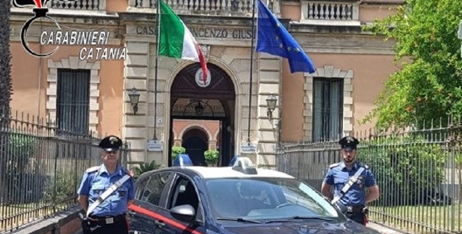 Ai domiciliari stalker che perseguita mamma e figlia