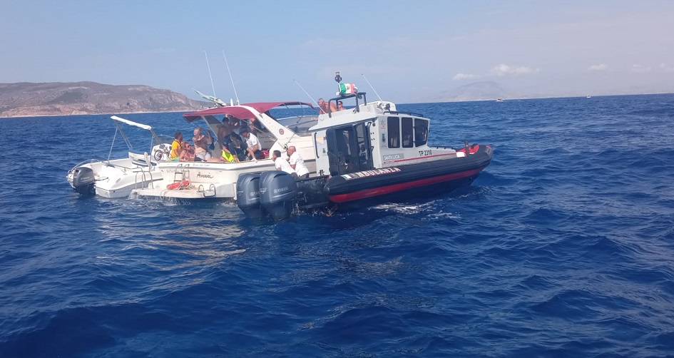 Salvati turisti a causa di un malore al comandante della barca