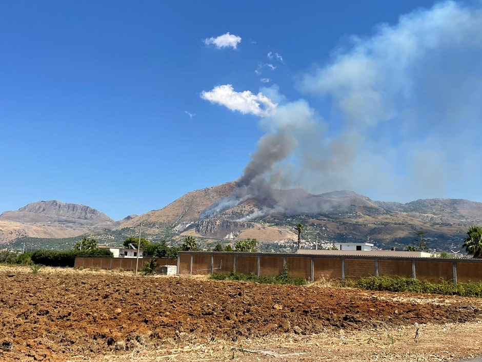 Allarme Incendi In Provincia Di Palermo Due Grossi Roghi A Borgetto E 