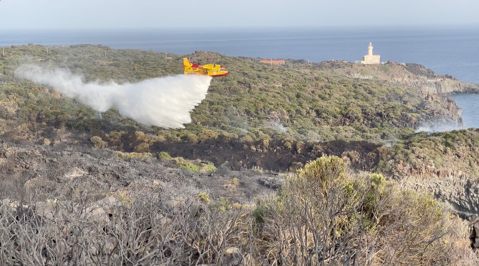 L'incendio di Pantelleria in fase di spegnimento