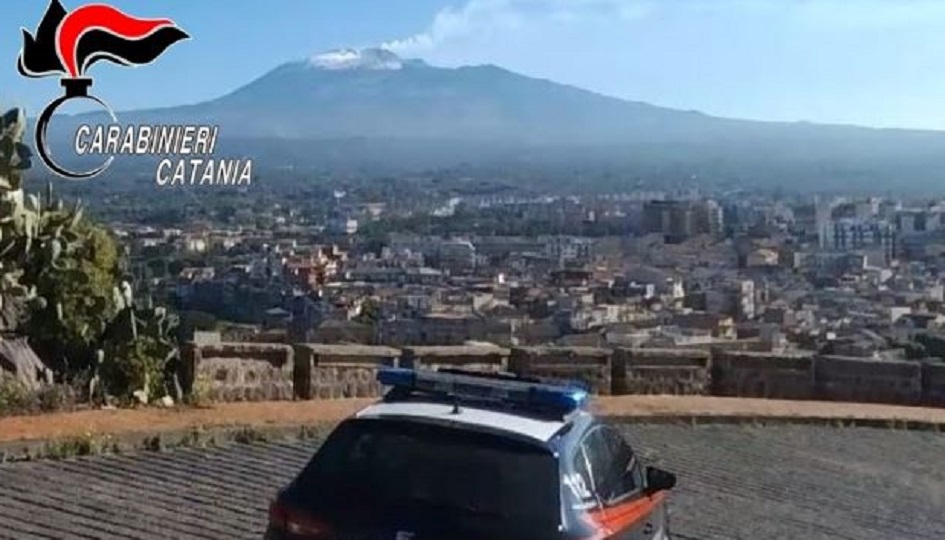 Brucia rifiuti e inquina, denunciato dai carabinieri