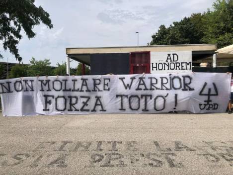 Striscione dei tifosi del Padova in onore di Totò Rambo