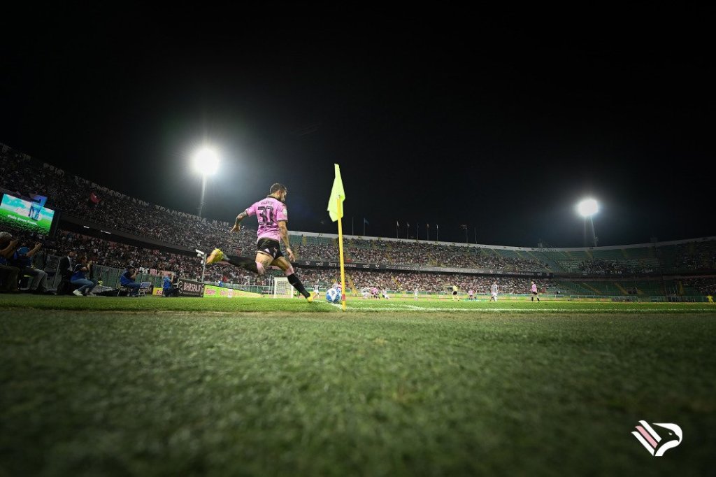 Valente batte un corner in Palermo-Ascoli